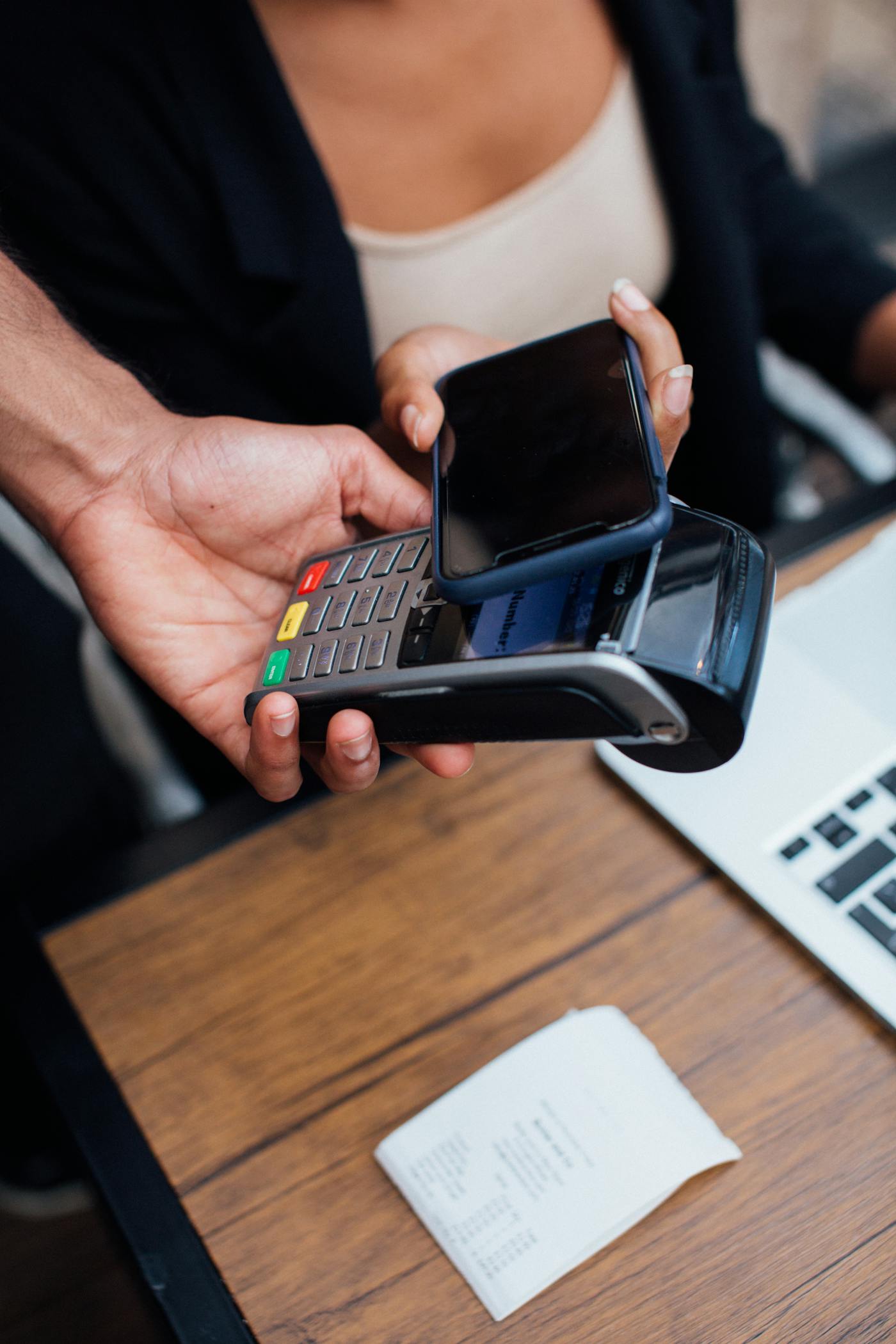 Pagamento sem contato pelo celular para conta online
